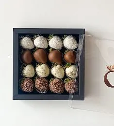 Клубничный бокс "Black Panther" клубника в белом и молочном шоколаде