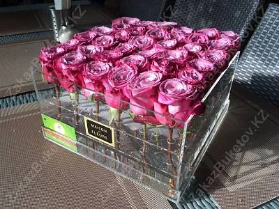 Голландские розы в стеклянной коробке maison des FLEURS 1