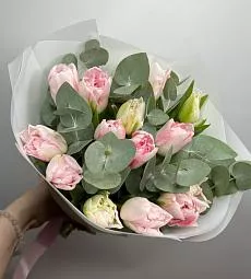 Букет из пионовидных тюльпан и эвкалипта "Весенний"