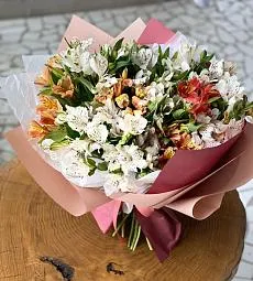 Весенний букет из 27 альстромерий