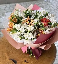 Весенний букет из 27 альстромерий