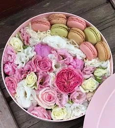 Букет "Бостон" из цветов и макарун