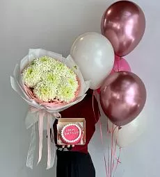 Сет "Дольче" букет из 9 хризантем, шарик и бенто тортик