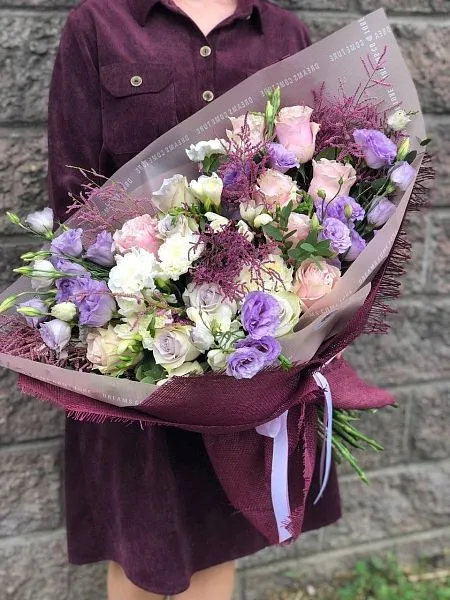 Букет "Цветочная Ария" из роз, фрезии, гвоздик, Лизиантуса и Астильбы 9