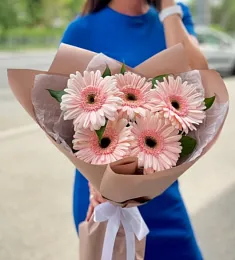 Букет из 5 гербер и рускуса 