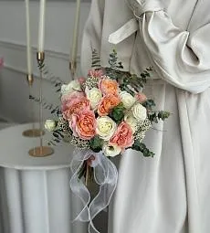 Свадебный букет невесты "Дейнерис" из спрей роз и лизиантуса.