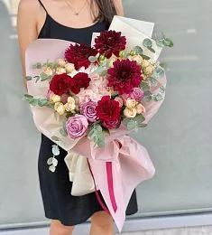 Букет "Paradise" из роз, георгин и гвоздик