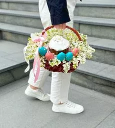 Композиция "Светлая Пасха" 1.0 из сирени и пасхи в корзине