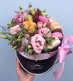 Цветочная композиция с Хризантемами и Макарунами