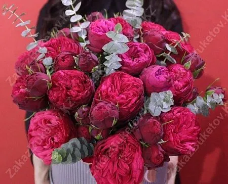 Композиция "Рубиновое сердце" из пионовидных роз и эвкалипта 4