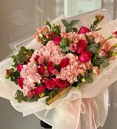 Композиция "Тропикана" из гортензий, роз, лизиантусов и эвкалипта 