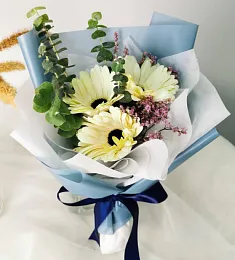 Букет "Васелина" с герберой, ваксом и эвкалиптом. 