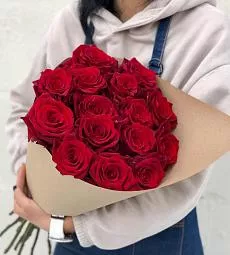 15 красных роз