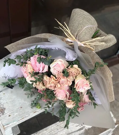 SPRING 2.0 букет из гвоздик, роз и эвкалипта  2