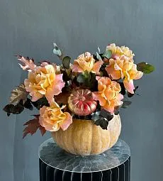 Композиция в тыкве "Hero" из роз и кукурбиты