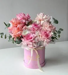 Композиция "Pink Serenity" из роз, хризантем  эвкалипта в коробке
