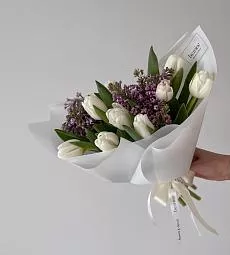 Букет из тюльпанов и сирени