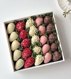 Клубничный бокс "Наваждение" из клубники в белом, розовом и молочном шоколаде