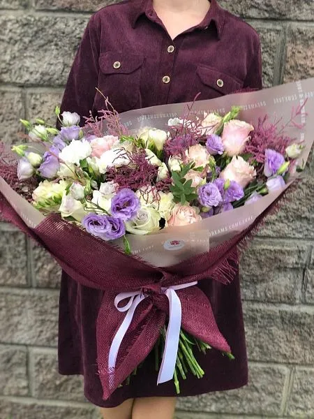 Букет "Цветочная Ария" из роз, фрезии, гвоздик, Лизиантуса и Астильбы 10