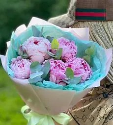 Букет из 5 розовых пионов и эвкалипта