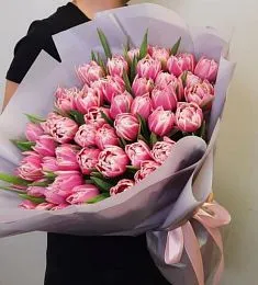 49 пионовидных тюльпанов в оформлении