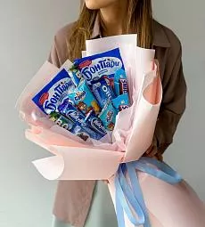 Сладкий букет с шоколадом в оформлении "Blue Lagoon"