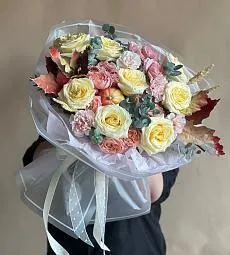 Композиция "Леди осень" из роз, гвоздик, кукурбиты и осенних листьев