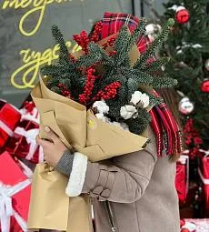 Композиция "Winter Treasures" из нобилиса, илекса и хлопка