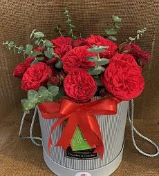 Композиция "Рубиновое сердце" из пионовидных роз и эвкалипта