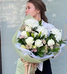 Букет "Энергия мира" из хризантем, роз и лилий