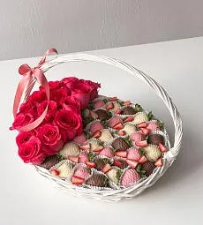 Клубничная корзина "Фуксия" из клубники в шоколаде и голландских роз