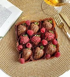 Клубничный бокс "Малиновый джем" клубника в молочном шоколаде и свежая малина