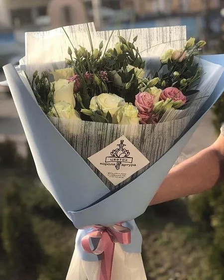 Букет "Луиза" из лизиантусов и роз 5