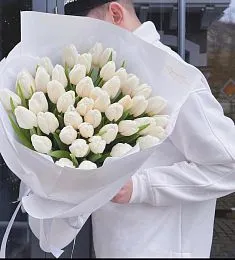 Букет из 49 тюльпанов в оформлении