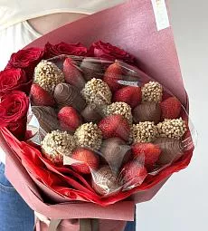 Клубничный букет с розами «I Love You»