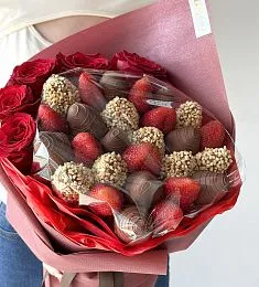 Клубничный букет с розами «I Love You»