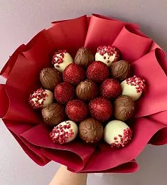 Клубничный букет "Blissique" из клубник в молочном итальянском шоколаде