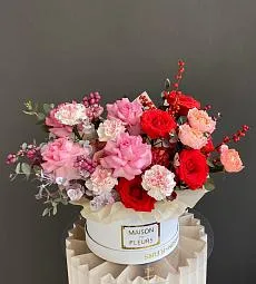 Композиция "Saffronade" из роз, гвоздик, и голландской зелени