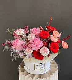 Композиция "Saffronade" из роз, гвоздик, и голландской зелени