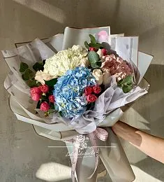 Букет "Селяви" из гортензий, роз и эвкалипта 