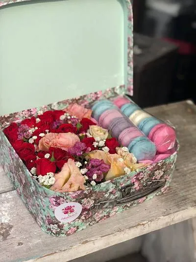 Сундучок с цветами и французскими макаронс 7