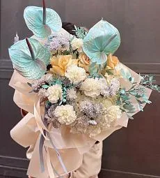 Букет "Филиппинка" из Антуриума, Гвоздик, роз и хризантем