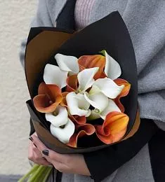 Букет из 17 оранжевых и белых калл