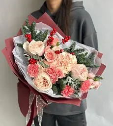 Композиция "Зимняя королева" из гвоздик, гортензии, роз и нобилиса