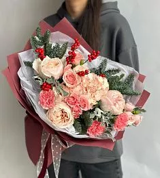 Композиция "Зимняя королева" из гвоздик, гортензии, роз и нобилиса