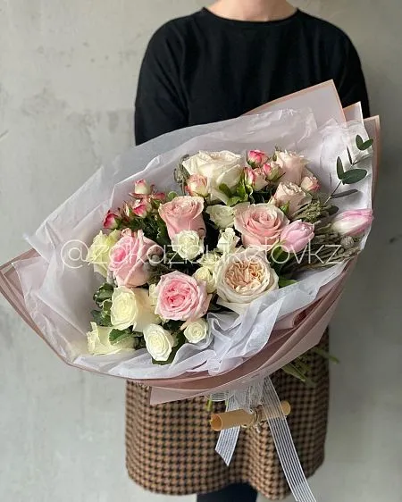 Букет "Занимательный сюжет" из роз, тюльпан, Озотамнуса и брунии 1