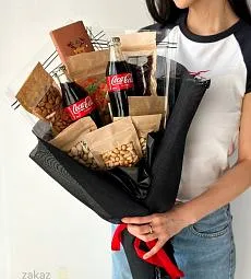 Букет "Black" с колой и снэками.