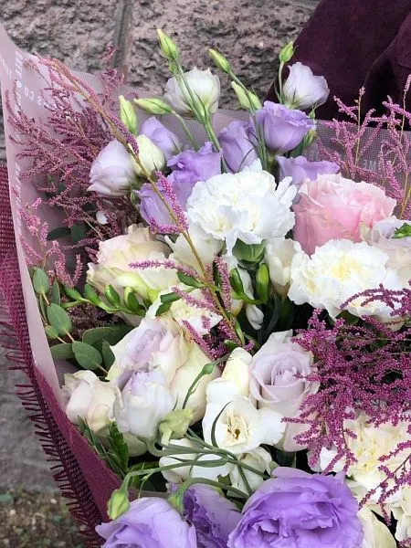 Букет "Цветочная Ария" из роз, фрезии, гвоздик, Лизиантуса и Астильбы 7