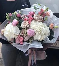 Композиция "Ассоль" из гортензий, лизиантусов, роз и поионов
