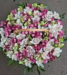 Композиция "Мистерия" из орхидей и рускуса в корзине